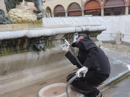 Очистка памятников архитектуры, фонтанов, лепнины фасадов