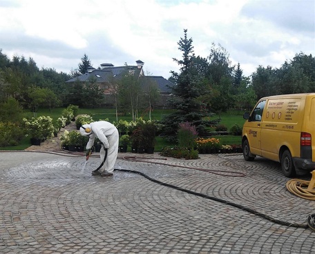 Очистка брусчатки, тротуарной плитки