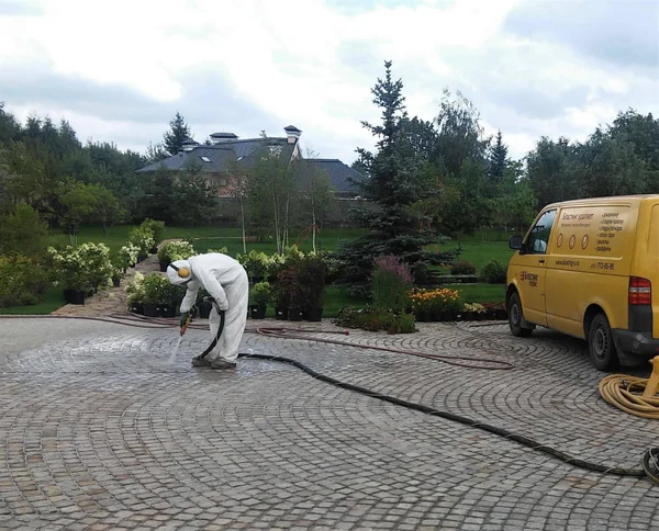 Очистка брусчатки, тротуарной плитки